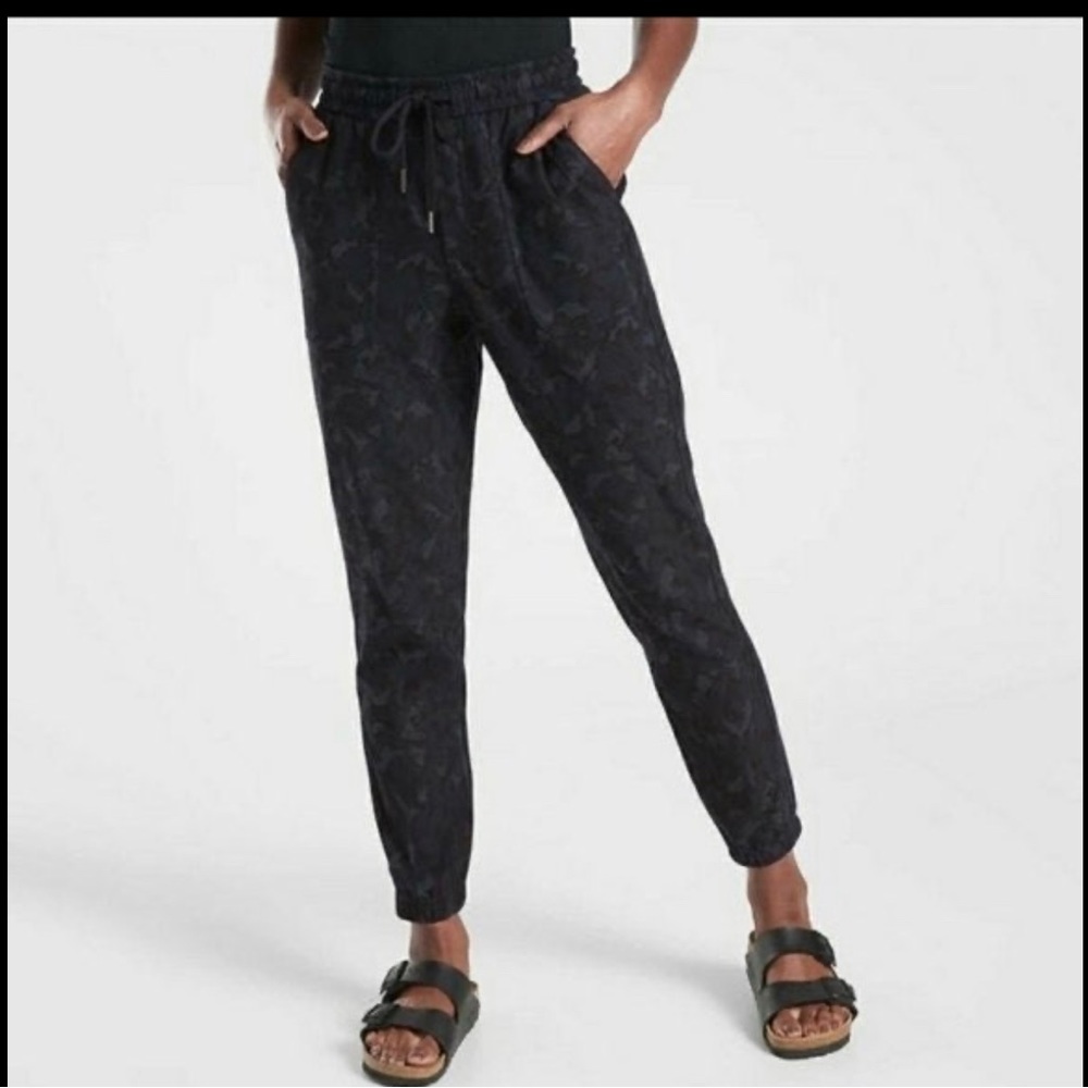Athleta Farallon Jogger Blue Camo Athleisure Cotton Pants Womens Size 8